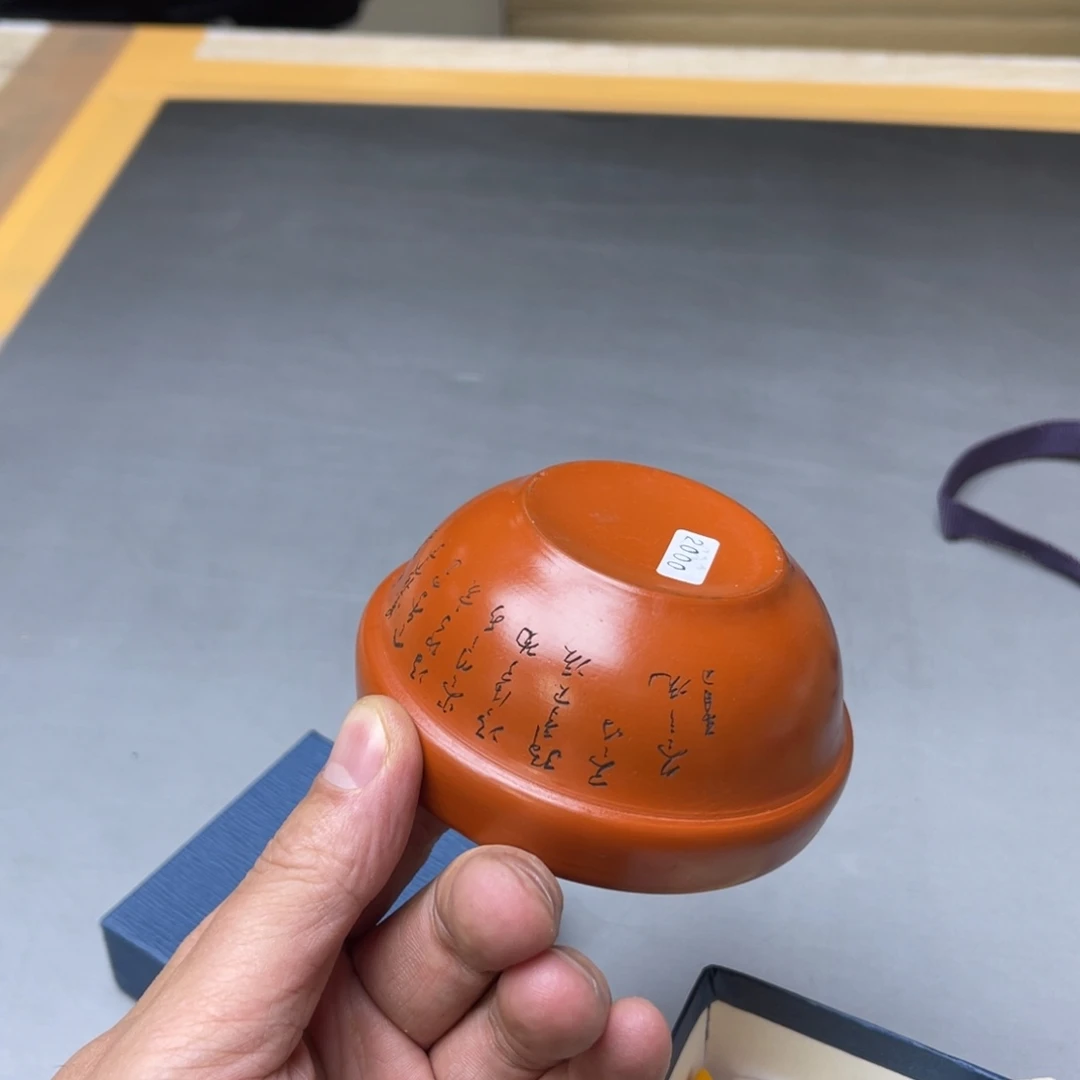 瓷片志**中密密麻麻地铺满一层