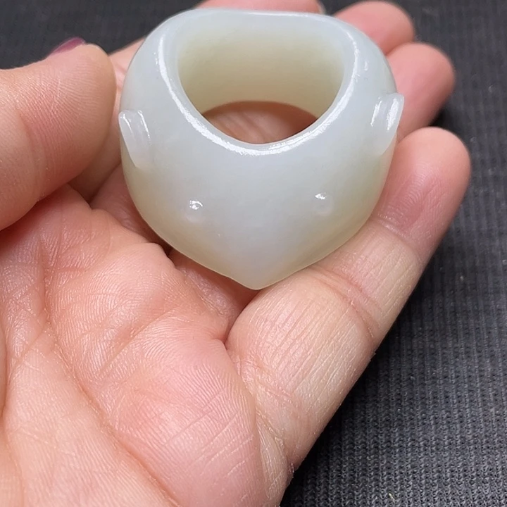 璐***斋和田玉未镶嵌戒指