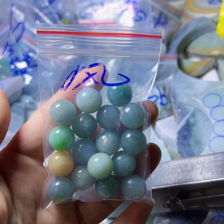 颈饰未镶嵌翡翠辉*