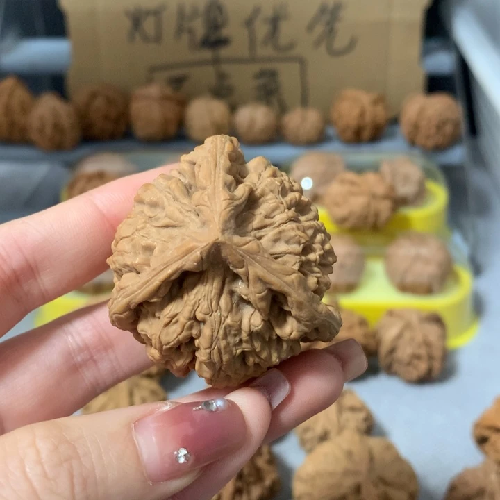 江***2文玩核桃吊坠异形单只，有瑕疵