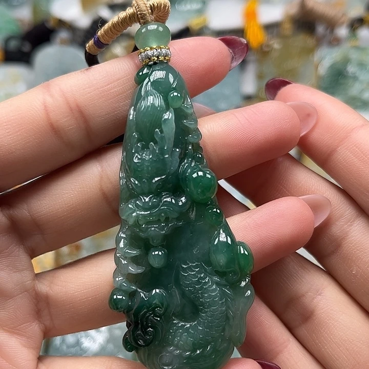 翡翠未镶嵌颈饰龙牌