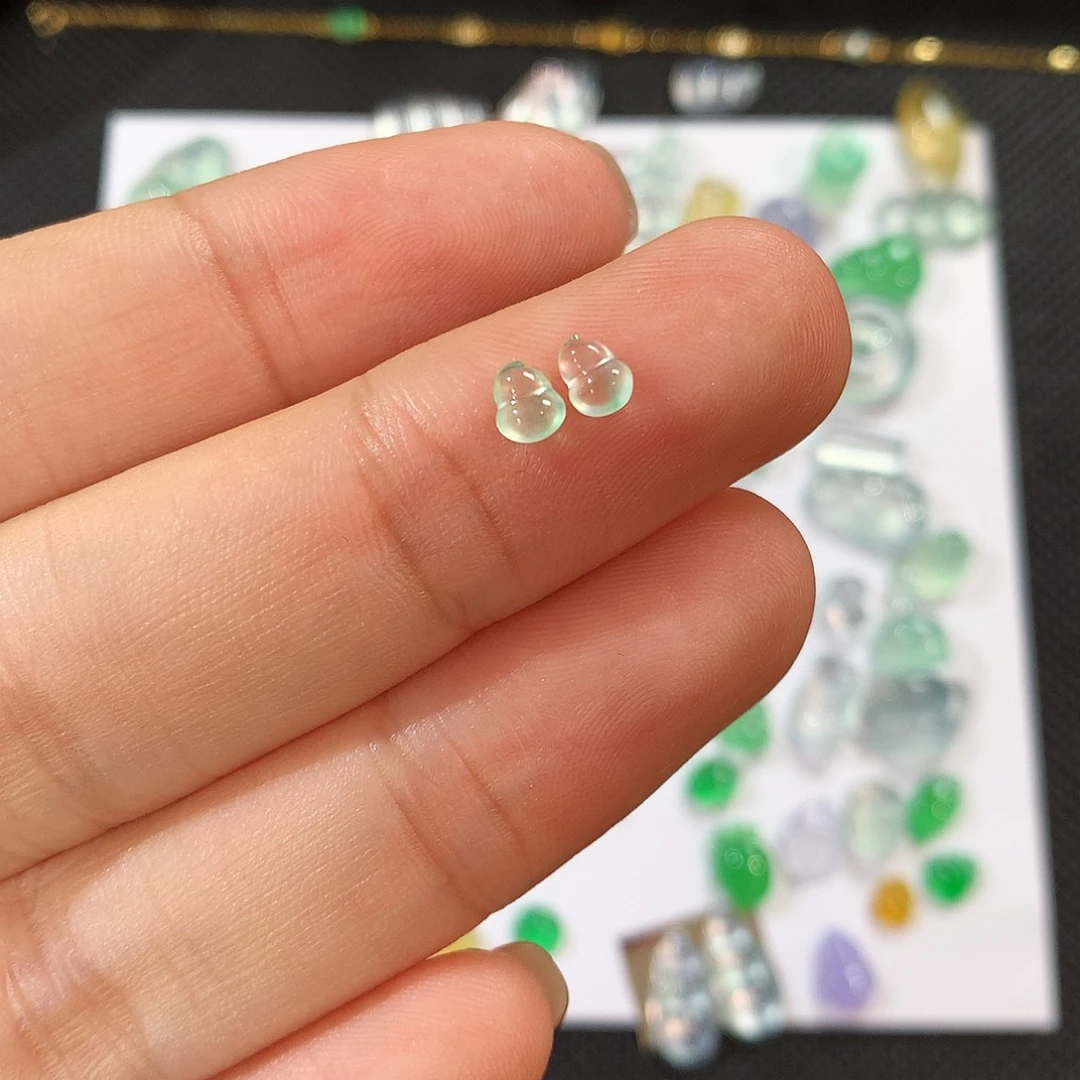 翡翠裸石冰飘绿饱满小葫芦