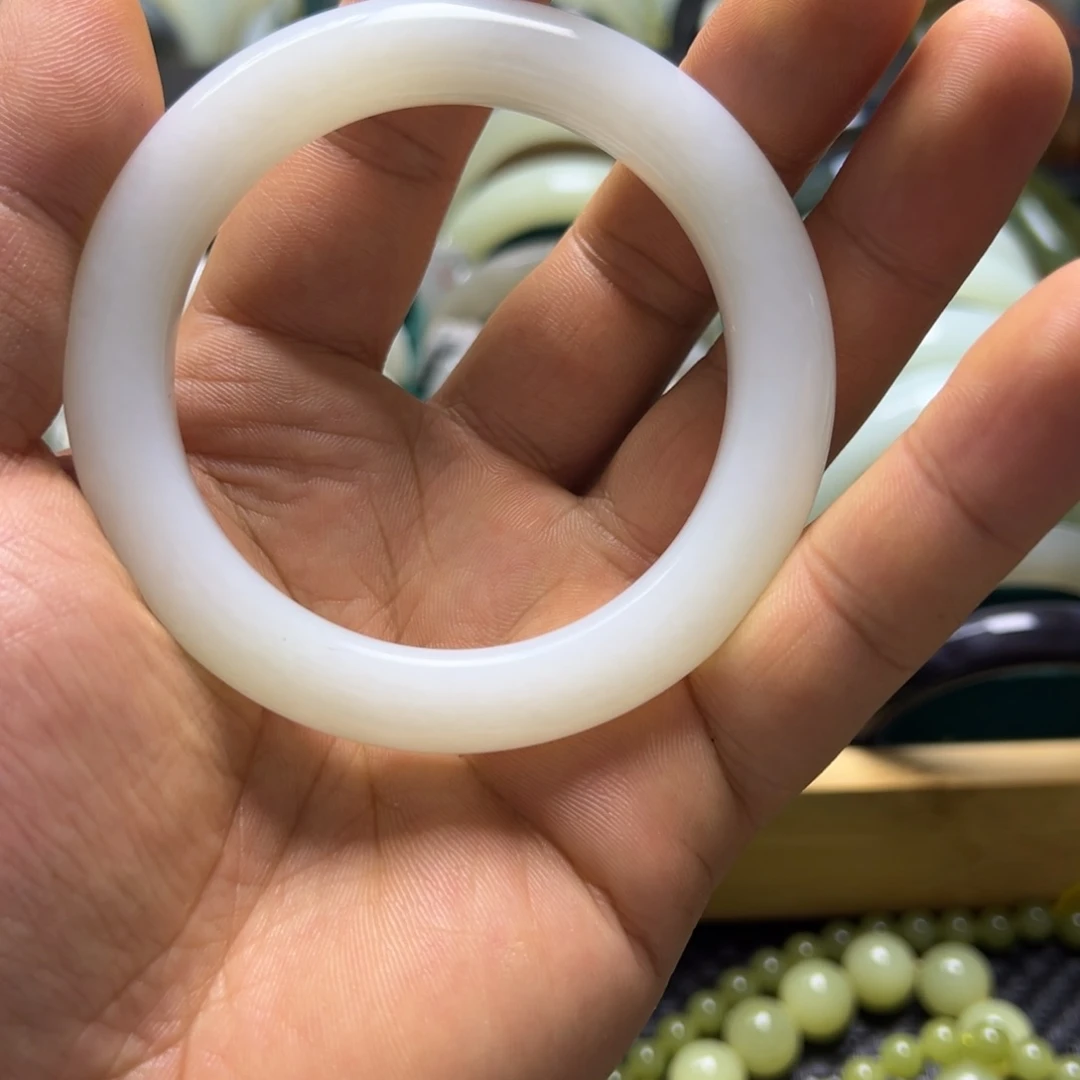 和田玉未镶嵌手镯