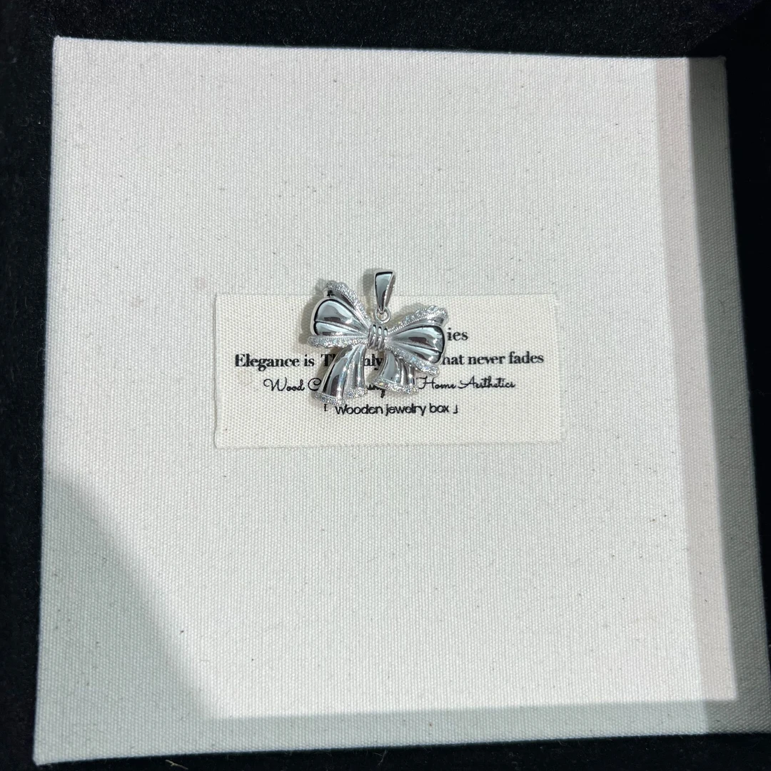 莫桑石铂金pt950首饰铂金镶嵌莫桑蝴蝶结吊坠