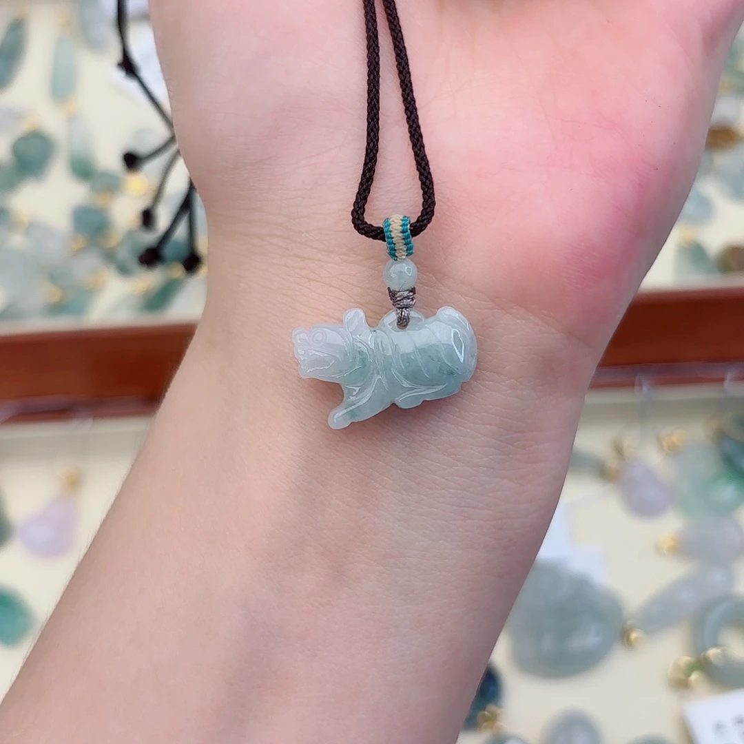 翡翠未镶嵌颈饰.****见老虎