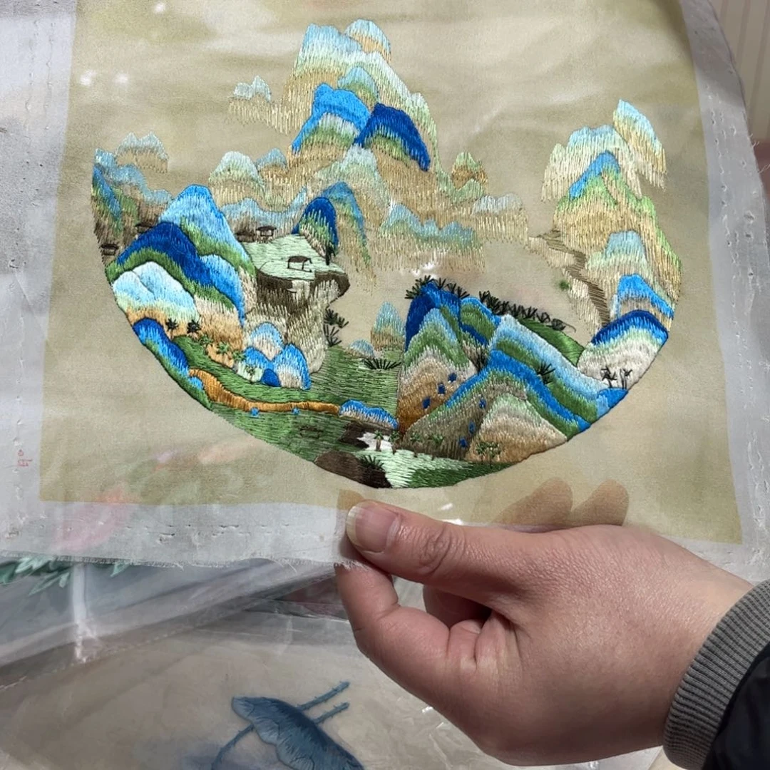 织绣纯手工制作的一款