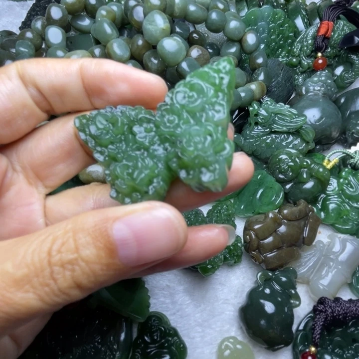 梅***）和田玉未镶嵌颈饰