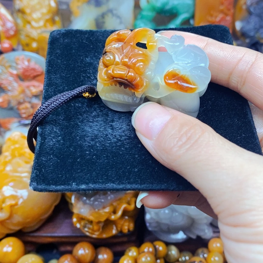 未镶嵌石英质玉（黄龙玉）颈饰