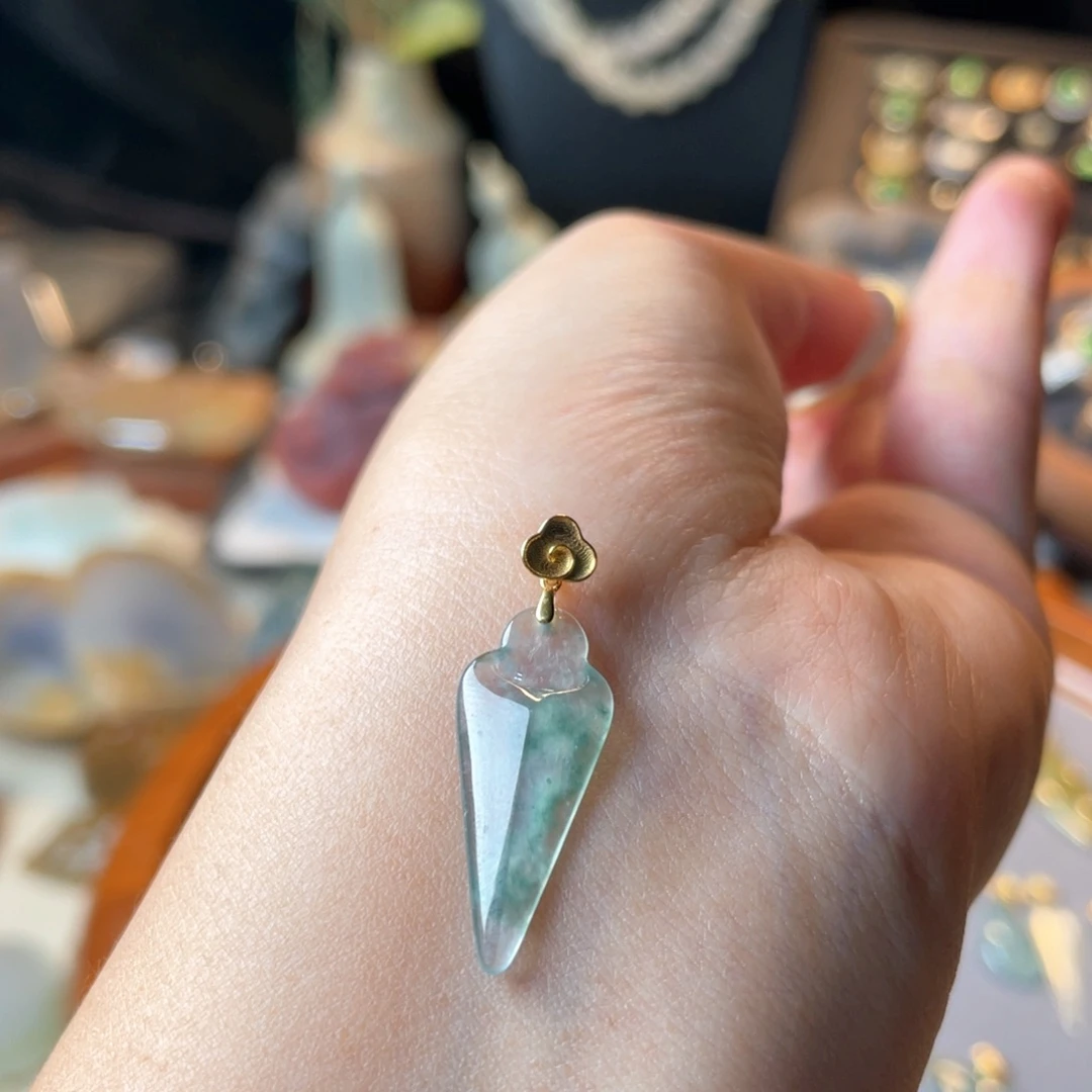 定制翡翠18K金镶嵌飘花吊坠