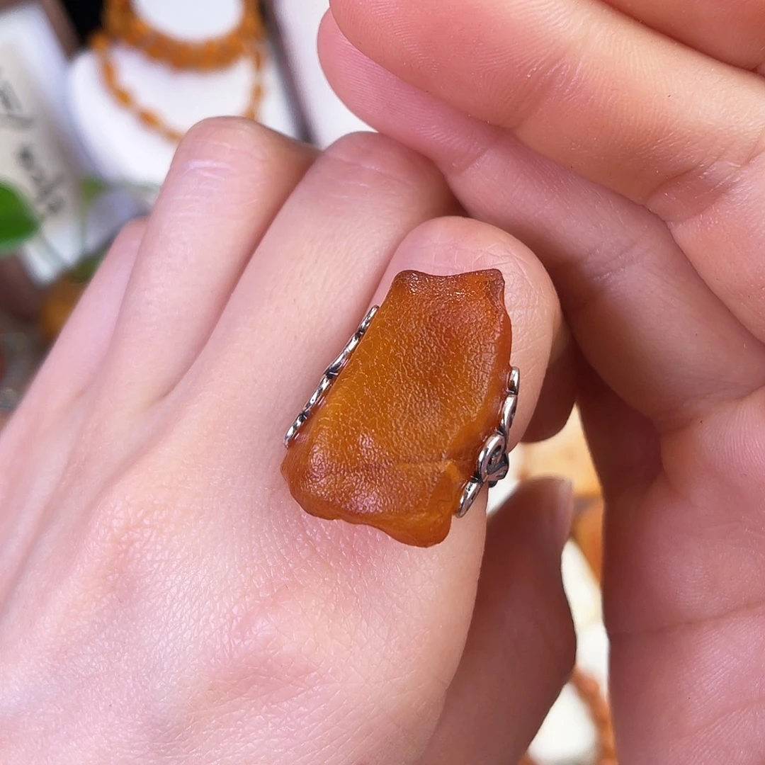 琥珀珠宝奇石未镶嵌。