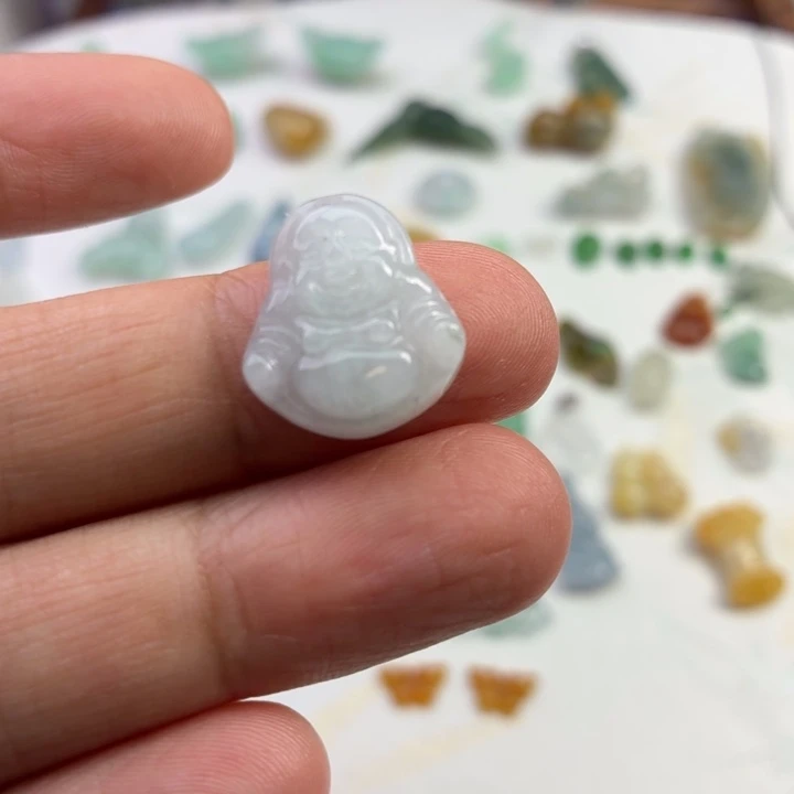 翡翠未镶嵌颈饰佛公