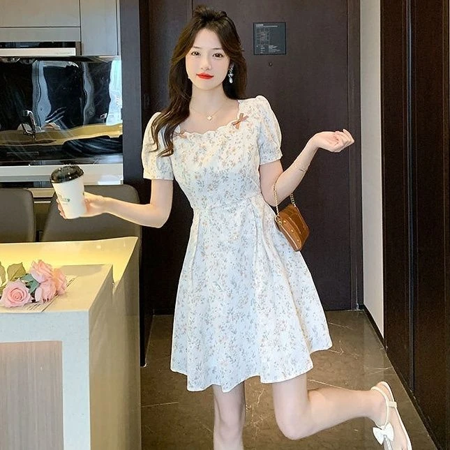 短款A字裙子2025新款法式复古洋气小个子显瘦方口领碎花裙连衣裙