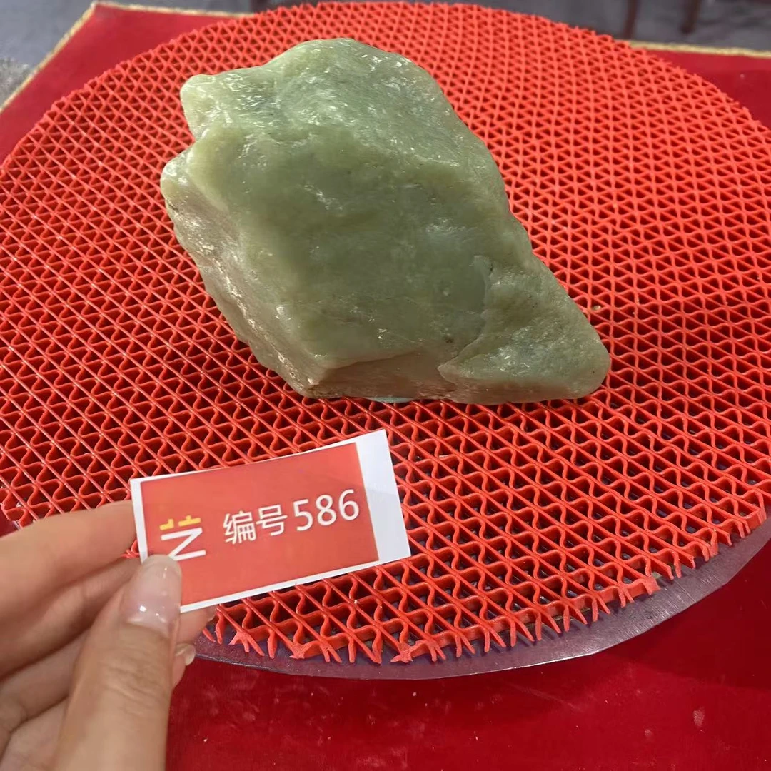 新疆玉料原石发一件编号586