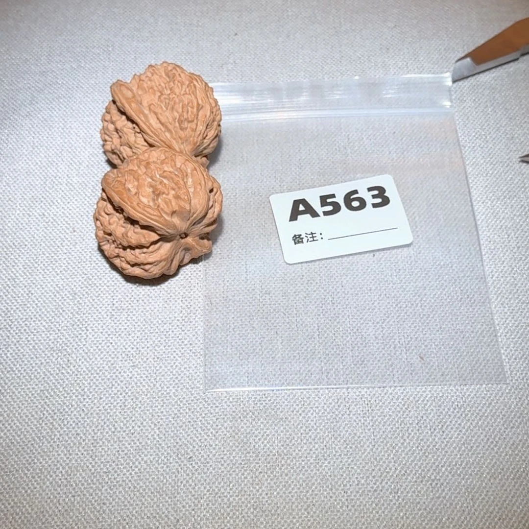 文玩核桃吊坠白狮子563