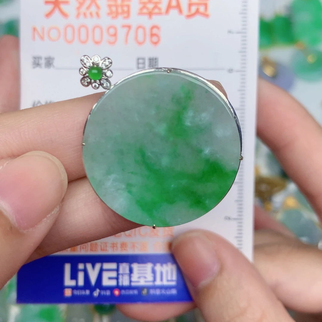 翡翠18K金镶嵌颈饰无事牌