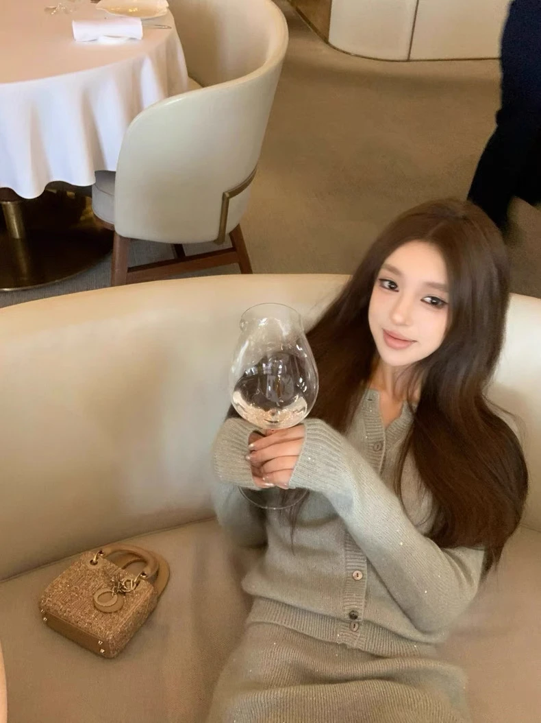 2025秋季新款高级感亮片显瘦气质V领针织开衫配高腰针织半裙套装