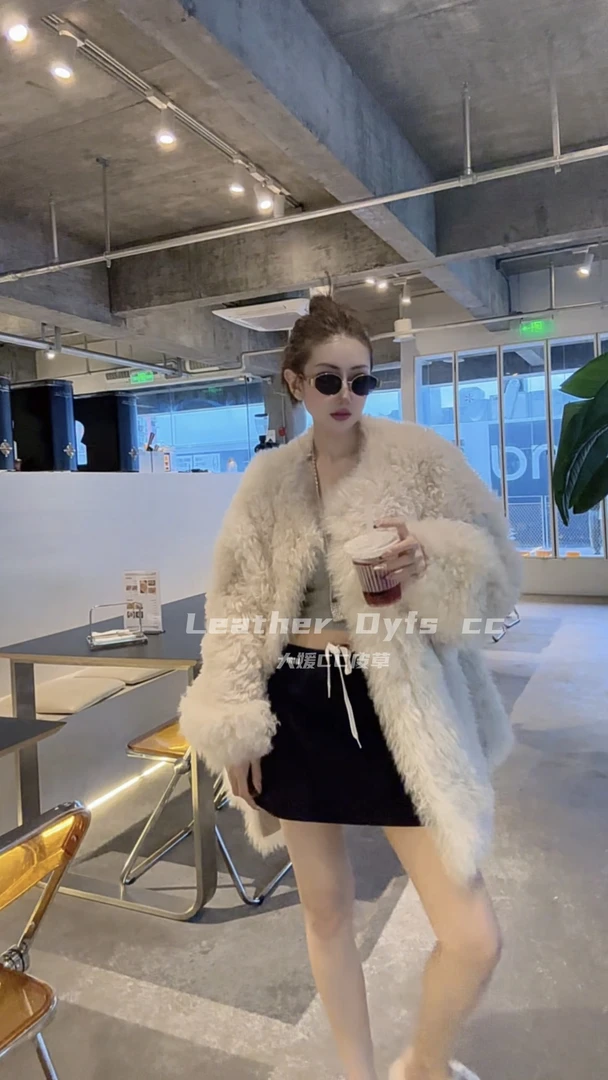 Leather Dyfs cc”妃洛里斯“40459原单托卡半卷皮毛一体外套