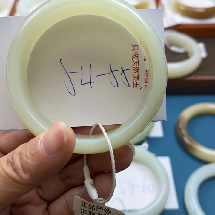 和田玉手镯未镶嵌初*