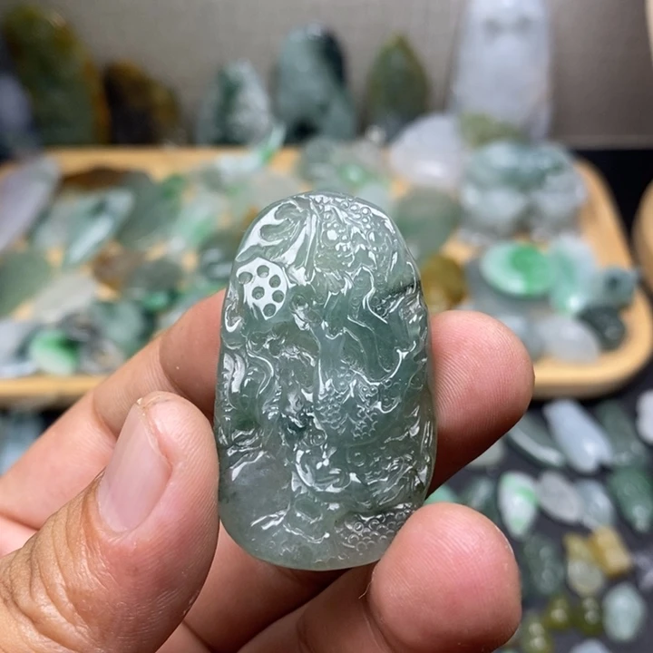 颈饰未镶嵌翡翠龙牌