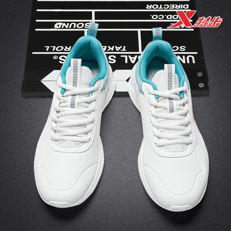 特步男鞋防滑跑步鞋2025秋冬新款男士皮面百搭休闲轻便减震运动鞋