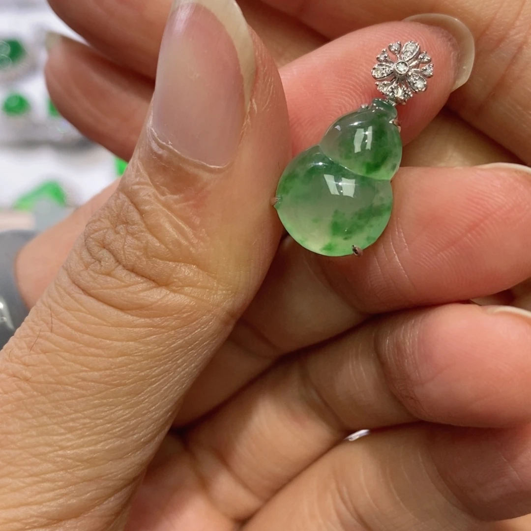 翡翠18K金镶嵌颈饰缅甸