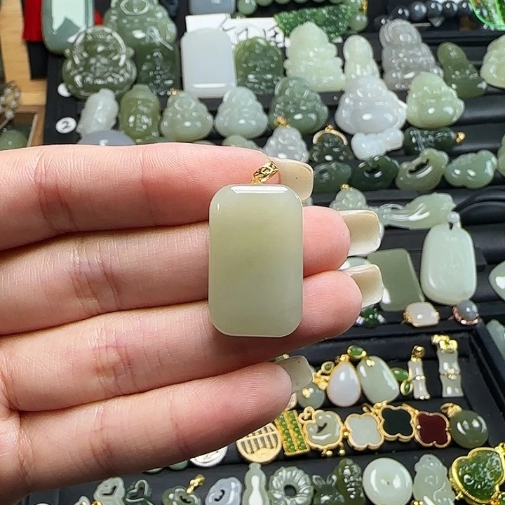 颈饰18K金镶嵌和田玉
