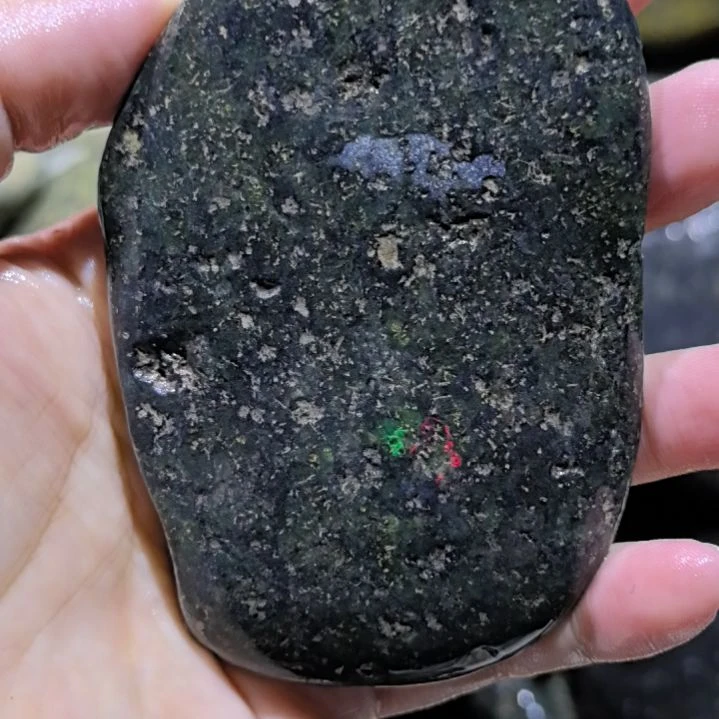 绿***山有机玻璃藏玉药王石原石一个