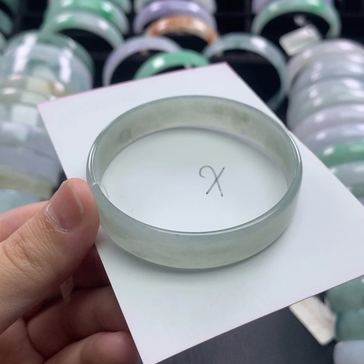 翡翠未镶嵌手镯公主