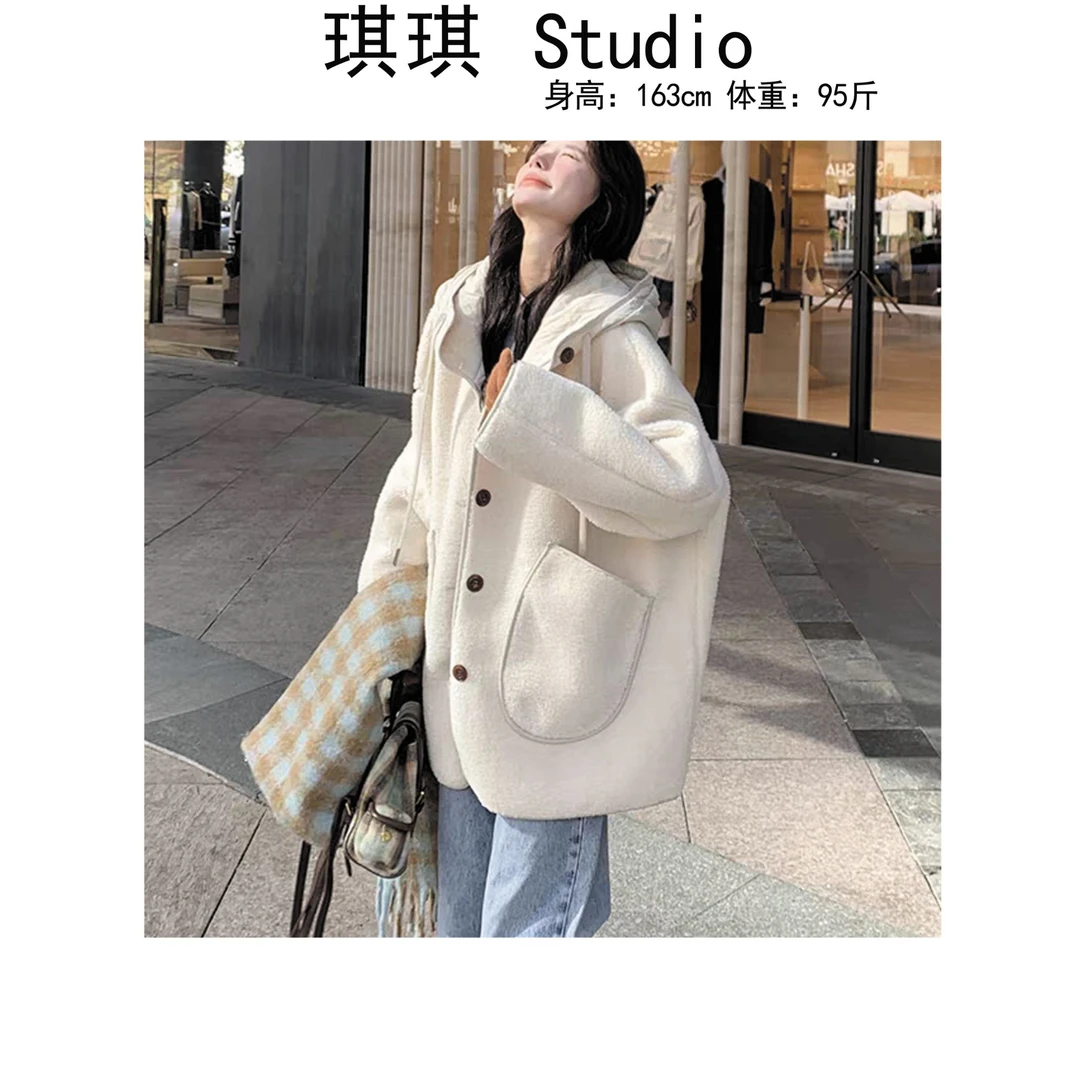 《琪琪家》冬季新款轻奢高级抽绳连帽排扣宽松显瘦减龄外套8022-CS