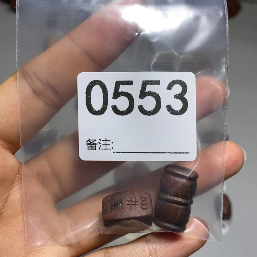 颈饰未镶嵌透闪石质玉?