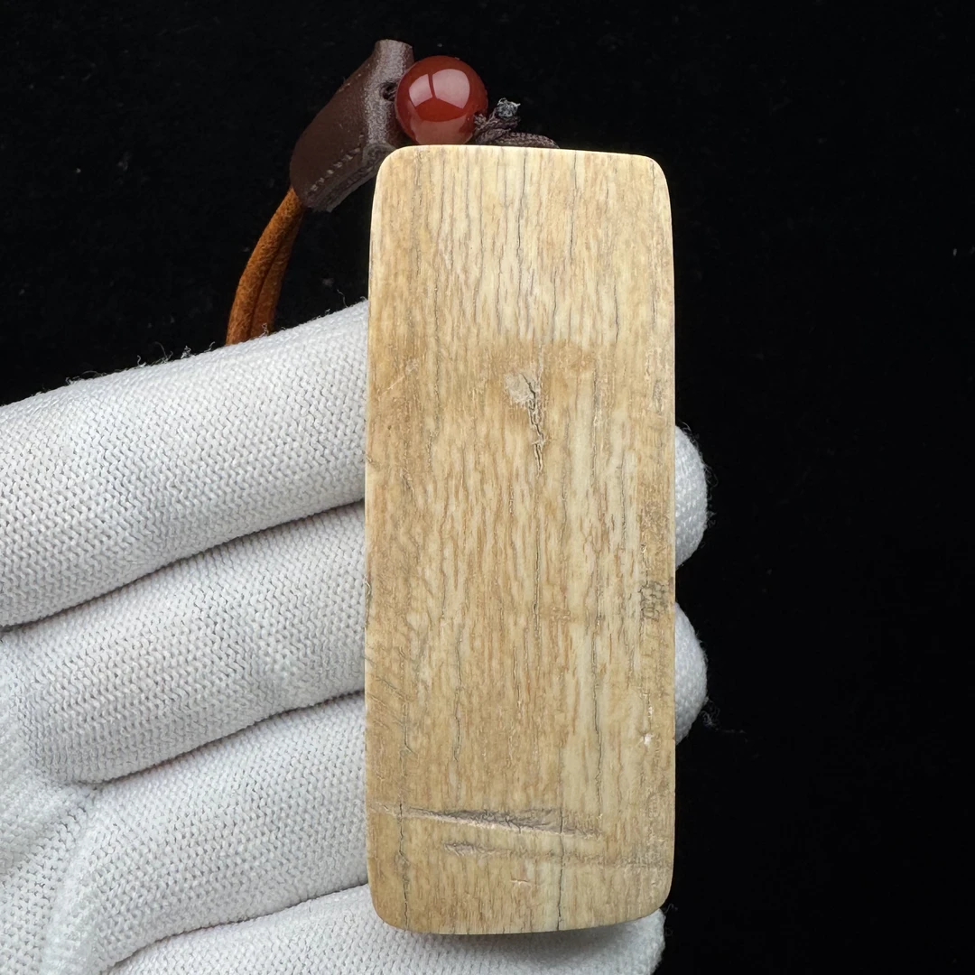 E19-56天然猛犸牙瑕疵 雕刻牌27X67X13mm 支持鉴定 假一罚四