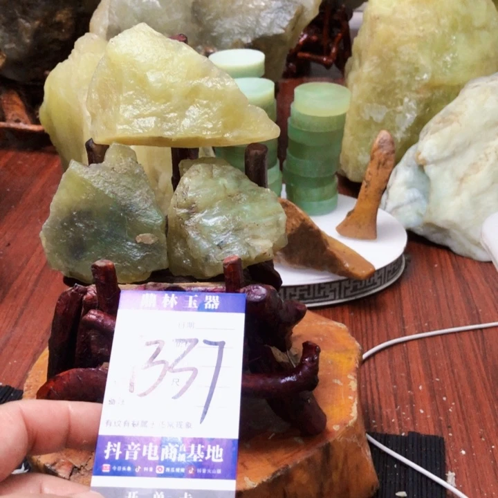 蛇纹石玉未镶嵌珠宝奇石