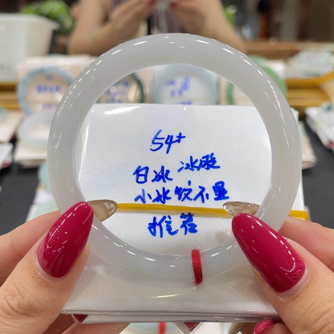 翡翠手镯未镶嵌翡翠