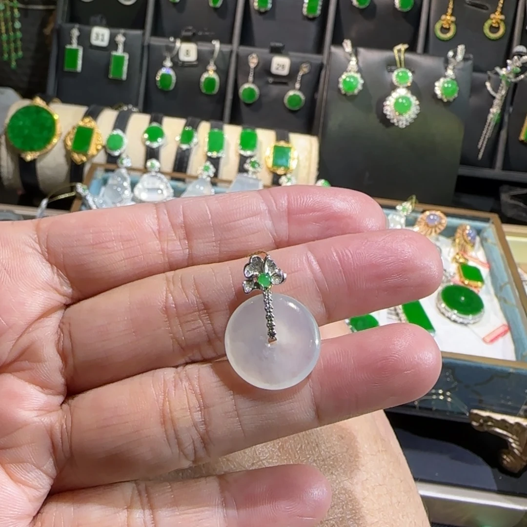 翡翠18K金镶嵌颈饰吊坠