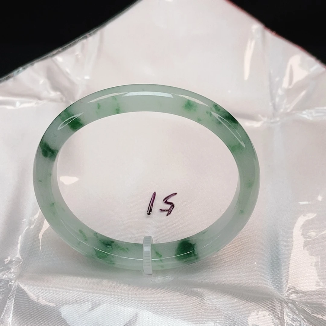 翡翠手镯未镶嵌贵妃