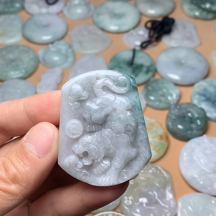 翡翠未镶嵌颈饰老虎牌