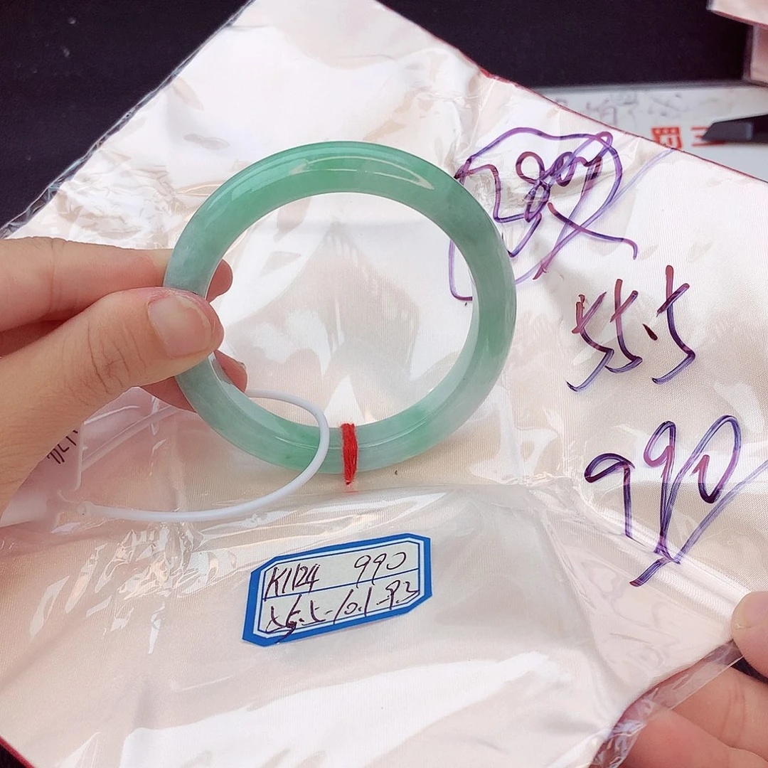 翡翠手镯未镶嵌翡翠