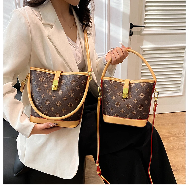 今年流行轻奢印花水桶包包女2025新款时尚手提百搭小众单肩斜挎包