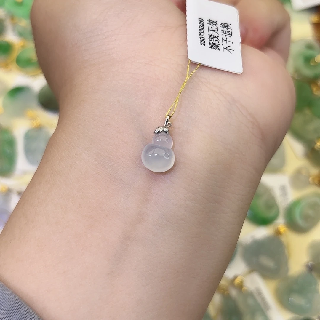颈饰18K金镶嵌翡翠葫芦