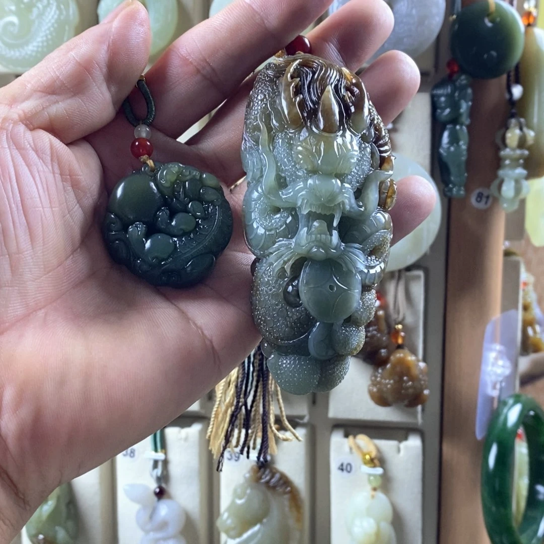 周***6颈饰未镶嵌和田玉