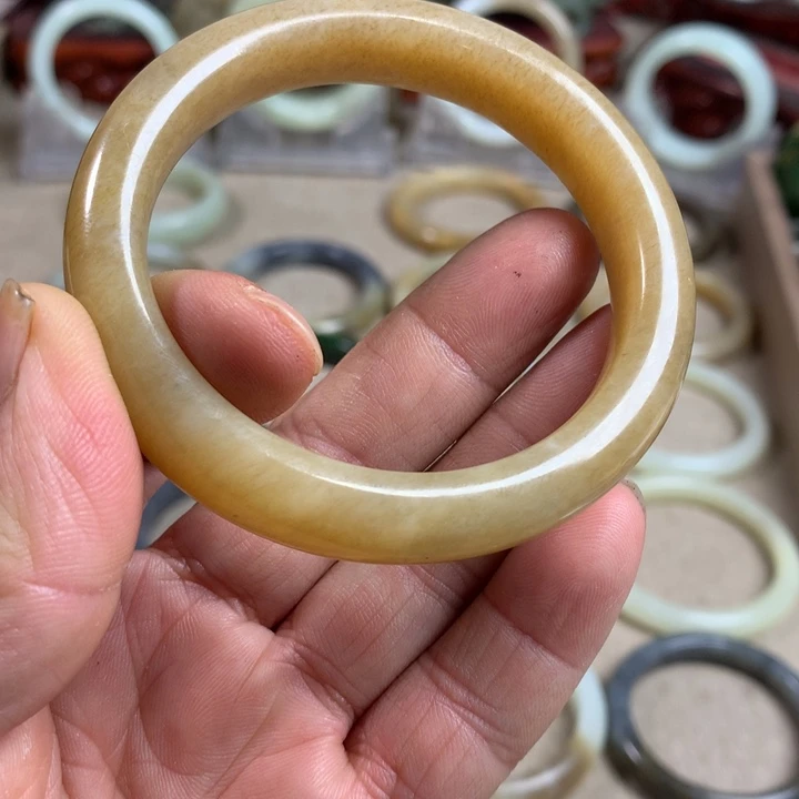 上***1和田玉（糖玉）未镶嵌手镯