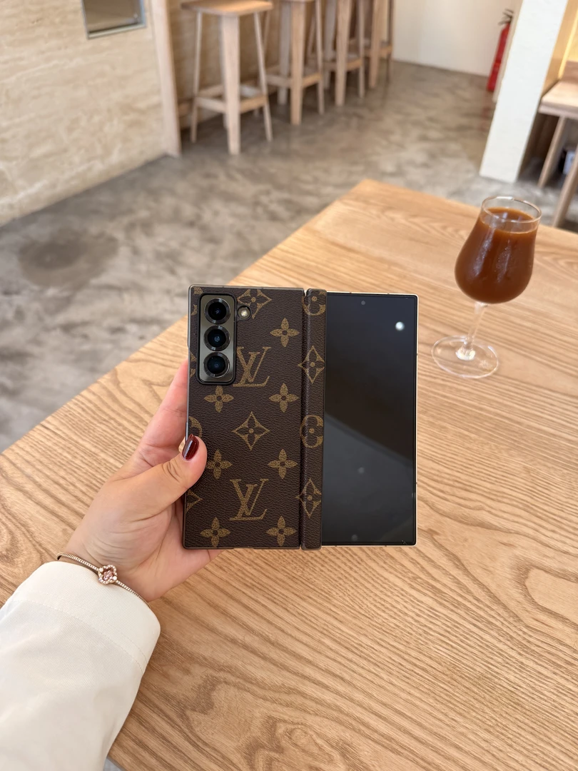 适用于三星W26/W25闪星星印花磁吸中轴折叠手机壳 透明边框中轴壳