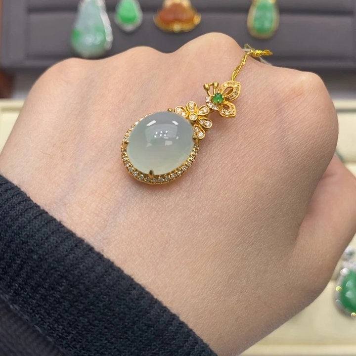 翡翠18K金镶嵌颈饰