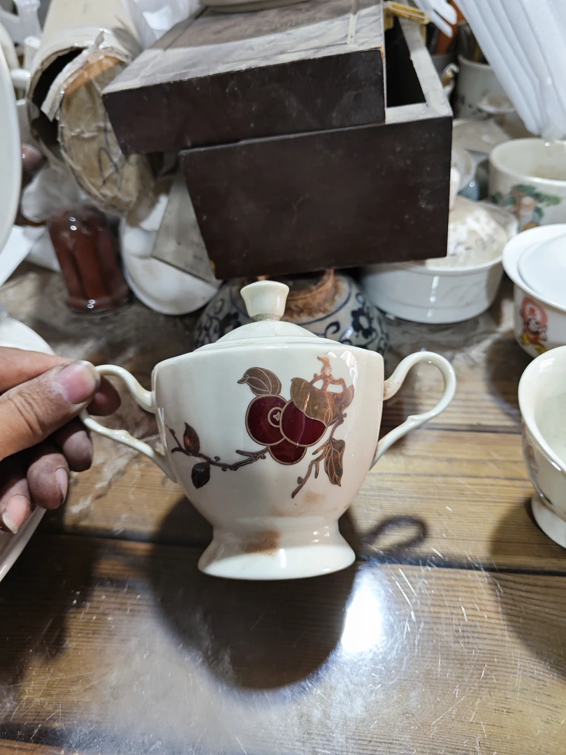 牙黄瓷红果茶叶罐，尺寸如图，一个带盖