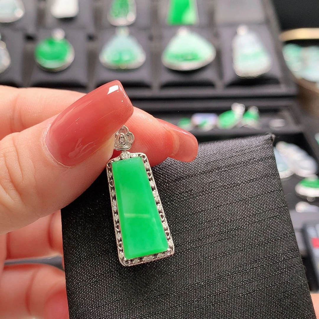 翡翠18K金镶嵌颈饰无事牌