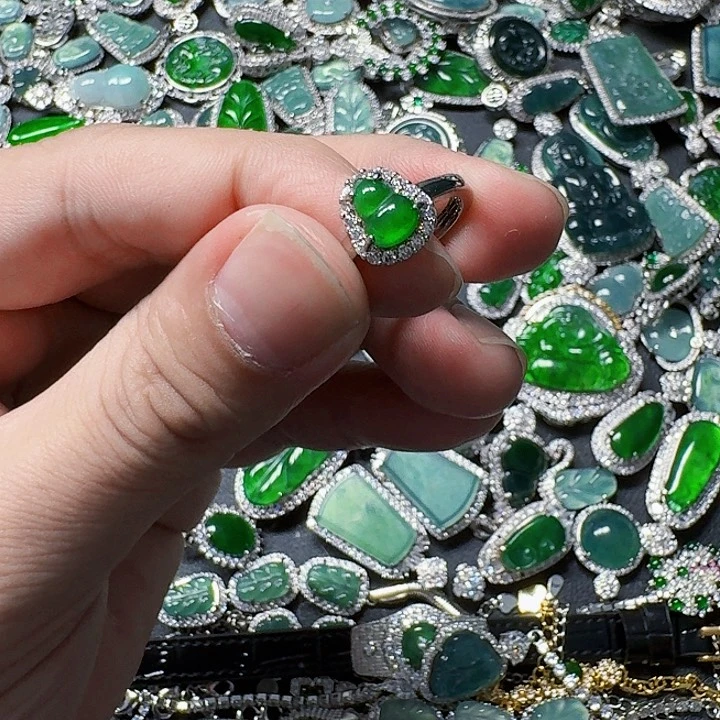 翡翠颈饰未镶嵌天然A货翡翠放漏