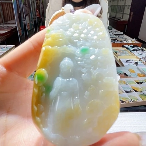 翡翠未镶嵌颈饰一个