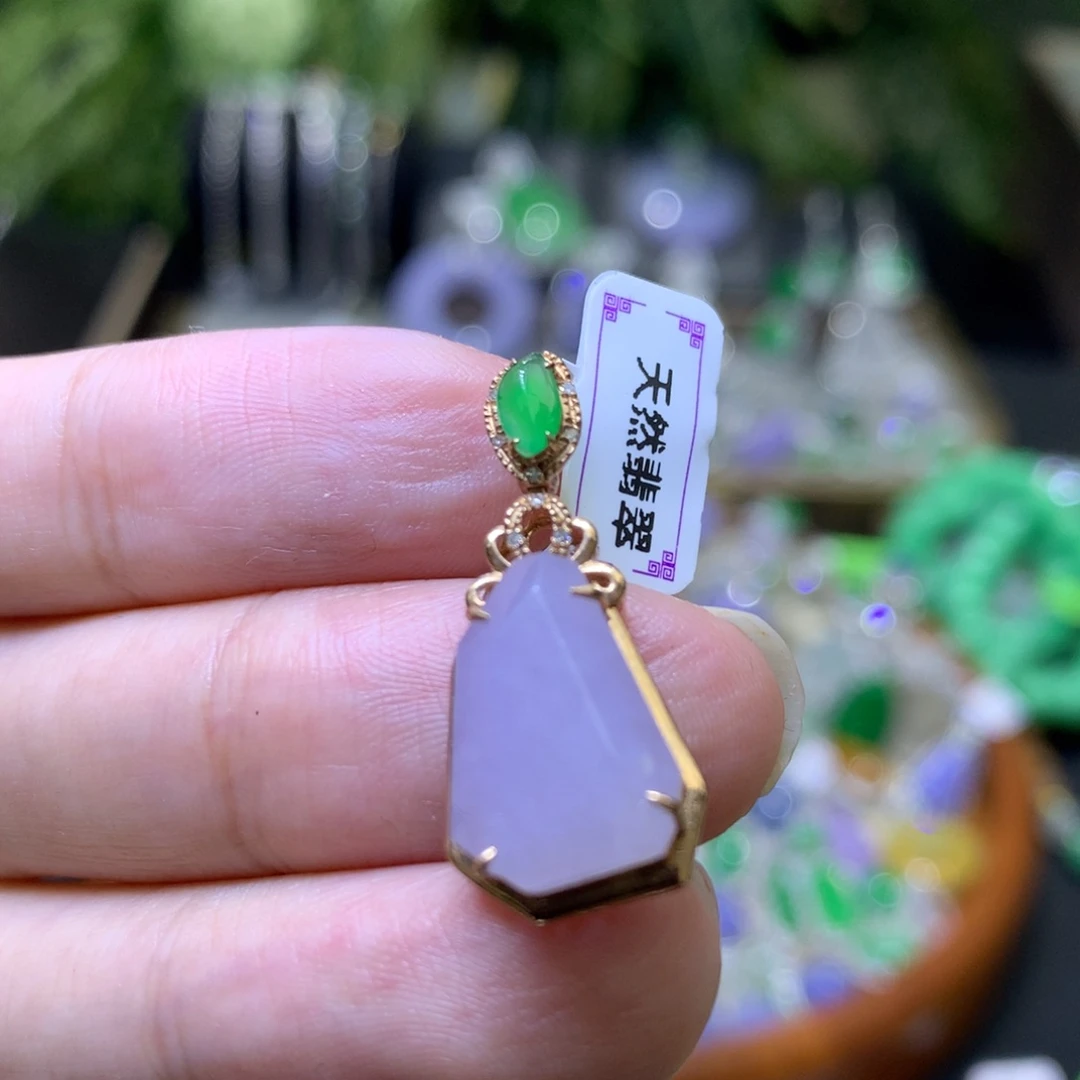 颈饰18K金镶嵌翡翠