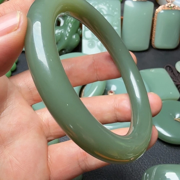 黄***侠和田玉未镶嵌颈饰