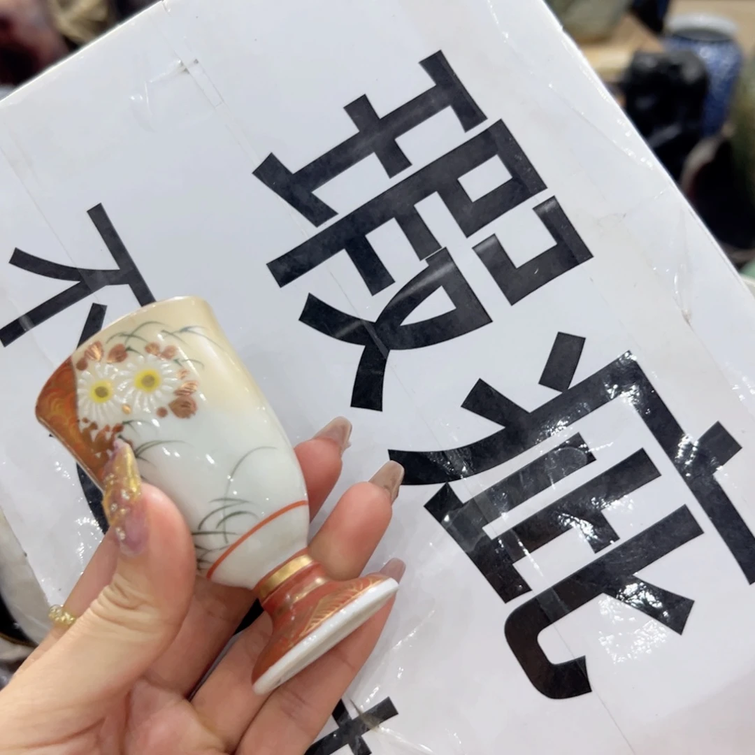 瓷片陶瓷的表面涂以各种颜料